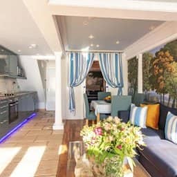 Reception / kitchen