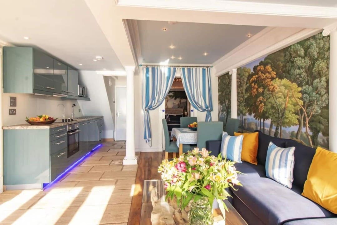 Reception / kitchen